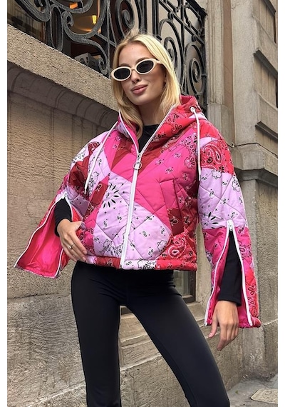 Pembe Desenli Kapüşonlu Kolları Fermuarlı Kısa Şişme Mont