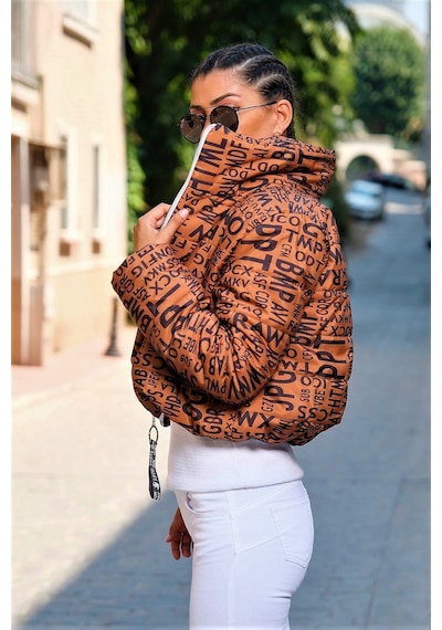Keyifli Moda Kadın Kahverengi Yazılı Dik Yaka Su Geçirmez Kısa Şişme Mont