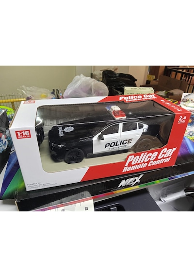 1 / 16 Ölçek Işıklı Uzaktan Kumandalı Polis Arabası 23 Cm Şarjlı Yarış Arabası Çok Renkli
