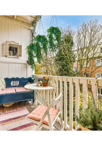 Yapay Çiçek Sarkan Yeşil Balkon Saksısında Şimşir Okaliptus