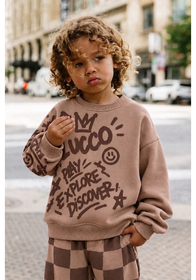 Zuzunga Erkek Çocuk Graffiti Baskılı Oversize Sweatshirt Ve Dama Desenli Bol Paça Eşofman Takımı Kahverengi Zuzunga Erkek Çocuk Graffiti Baskılı Oversize Sweatshirt Ve Dama Desenli Bol Paça Eşofman Takımı Kahverengi