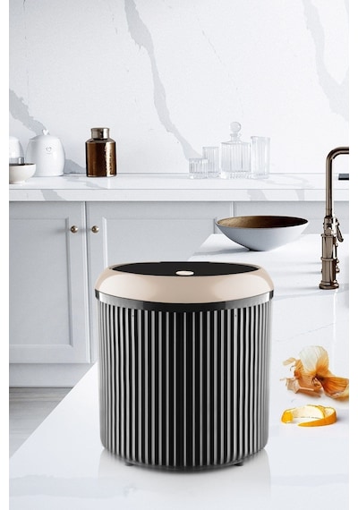 Decorev 5 Litre Bej Click Kapaklı Modern Çizgili Çöp Kovası Siyah