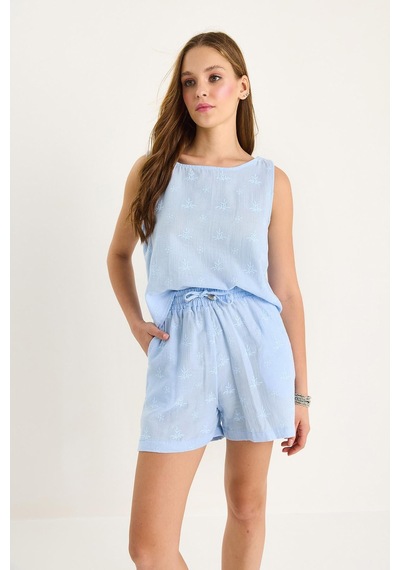 Shade Kadın Kalın Askılı Bluz Beli Lastikli Cep Dataylı Şort Kendinden Çiçek Nakışlı Müslin Takım 60282018 - Bebe Mavisi Shade Kadın Kalın Askılı Bluz Beli Lastikli Cep Dataylı Şort Kendinden Çiçek Nakışlı Müslin Takım 60282018 - Bebe Mavisi