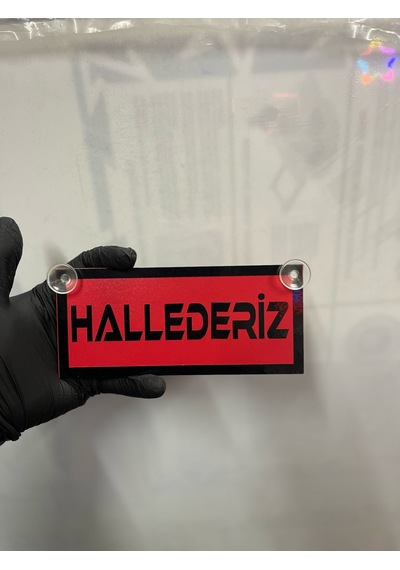 Kırmızı Renk Üzeri Siyah Renk Hallederiz Yazılı Vantuzlu Cam Süsü
