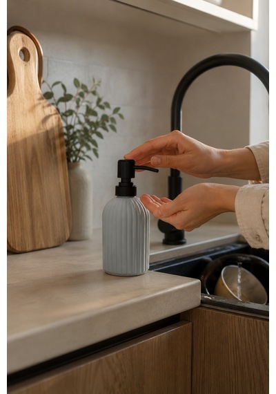Vovy Çizgili Cam Sabunluk 500 Ml Siyah Pompalı Modern Sıvı Sabun Ve Deterjan Dispenseri - 18,5 Cm X 7 Cm Açık Gri