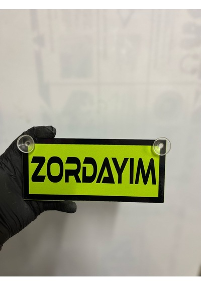 Yeşil Renk Üzeri Siyah Renk Zordayım Yazılı Vantuzlu Cam Süsü