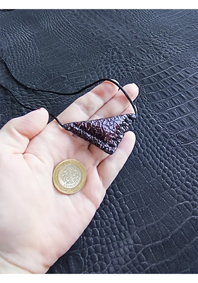 Cevşen Dualı Mini Üçgen Kolye Muska Hakiki Deri Kapalı Çok renkli