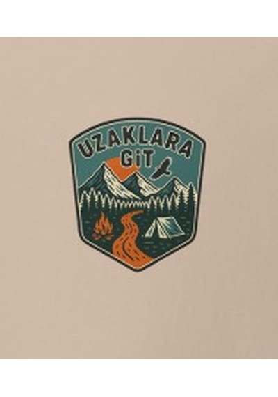 Wildstyle Uzaklara Git Renkli Vintage Dağ Doğa Macera Rozet Baskılı Unisex Bisiklet Yaka Pamuklu Tişört Camel