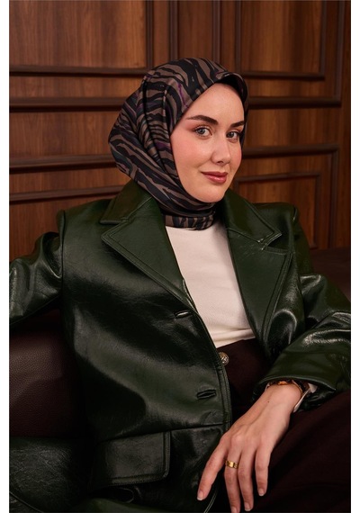 Silk Home Twill İpek Eşarp Petrol Yeşili Erguvan Geometrik Desenli Tok Duruşlu 90x90 Çok Renkli