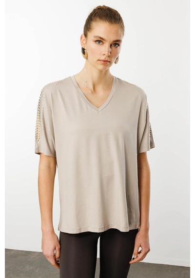 Desen Triko Kadın V Yaka Omuzları Taşlı Penye T-shirt 25754 Bej Bej