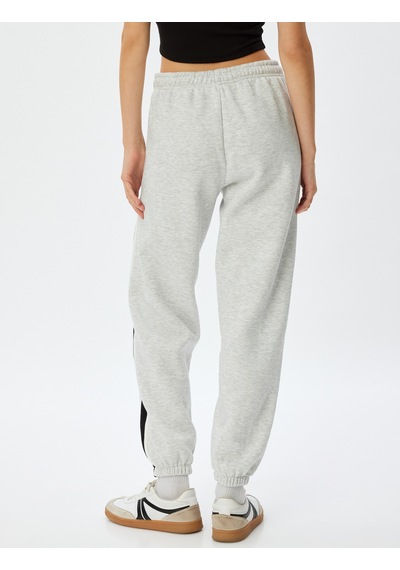 Koton Oversize Jogger Eşofman Altı Beli Bağcıklı Şerit Detaylı Cepli Şardonlu Kar Melanj 5wal40073ık GRİ MELANJ Koton Oversize Jogger Eşofman Altı Beli Bağcıklı Şerit Detaylı Cepli Şardonlu Kar Melanj 5wal40073ık GRİ MELANJ