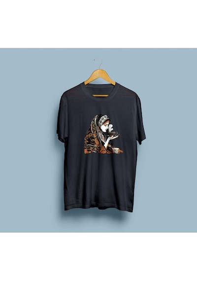 Oversize Gizemli Falcı Elinde Kahve Bardağı Tasarım Unisex T-shirt Siyah