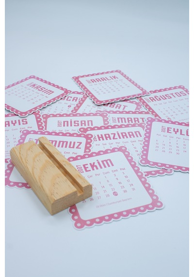 Ahşap Standlı Dalgalı Kesim Pembe Puantiyeli 2027 Masaüstü Takvimi 8,5x9,5 Cm - Estetik Yeni Yıl Hediyesi Çok Renkli