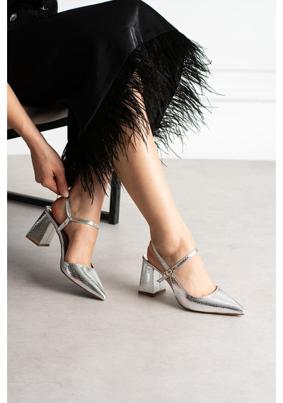 Dabab Shoes Tamara Kadın Gümüş Yılan Desenli Sivri Burun Bilekten Bantlı 7 Cm Kalın Topuklu Slingback Ayakkabı Dabab Shoes Tamara Kadın Gümüş Yılan Desenli Sivri Burun Bilekten Bantlı 7 Cm Kalın Topuklu Slingback Ayakkabı