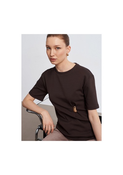 Dilvin 32445 Aksesuar Detaylı Basic T-shirt Kahverengi