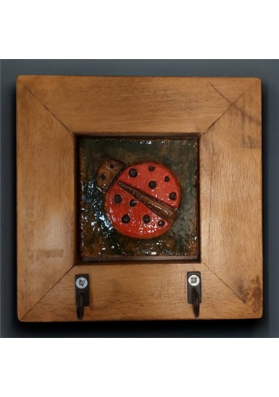 Ahşap Çerçeveli Seramik El Yapımı Handmade Uğur Böceği Anahtarlık 14,5x14,5x2,5cm Çerçeveli