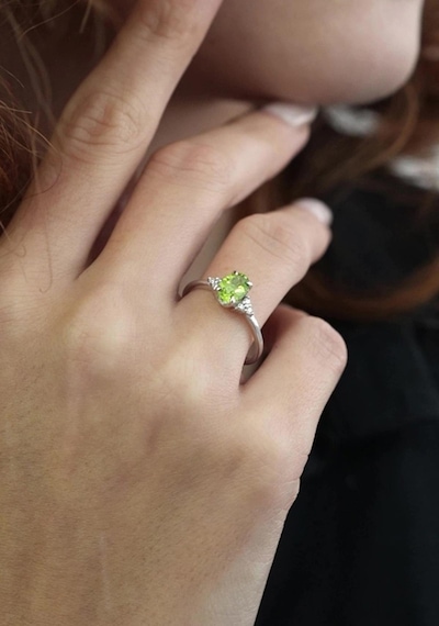 Peridot Oval Tektaş Pırlanta Yüzük Beyaz