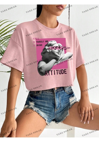 Flood Of Style Crop Ckod-232913 Heykel & Slogan Grafikli Düşük Omuzlu Kısa Pembe