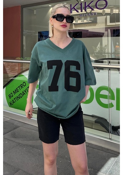 Seeh Yeşil Baskılı V Yaka Oversize Kadın T-shirt Sh270 Seeh Yeşil Baskılı V Yaka Oversize Kadın T-shirt Sh270