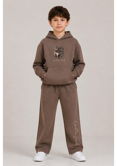 Riccotarz Erkek Çocuk Önü Ve Arkası Kurt Çizim Baskılı Kapüşonlu Sweatshirt Kahverengi Eşofman Takım Riccotarz Erkek Çocuk Önü Ve Arkası Kurt Çizim Baskılı Kapüşonlu Sweatshirt Kahverengi Eşofman Takım