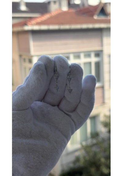 Gümüş Renk Üçgen Kesim Zirkon Taşlı Sallantılı Küpe Gümüş