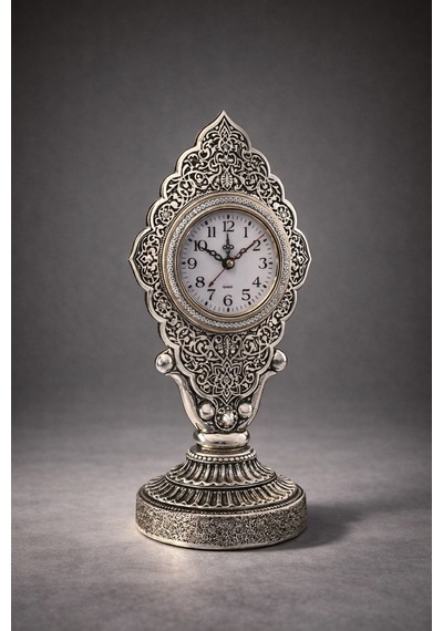 Nostaljik Vintage Taş İşlemeli Kabartmalı Lüks Gümüş Renk Dekoratif Salon Ve Ofis Masa Saati 29 Cm Gümüş