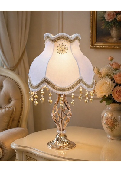 Beyaz Lulu Broşlu Kadife Başlık Gold Metal Burgulu Ayaklı Klasik Model Abajur 55x25cm