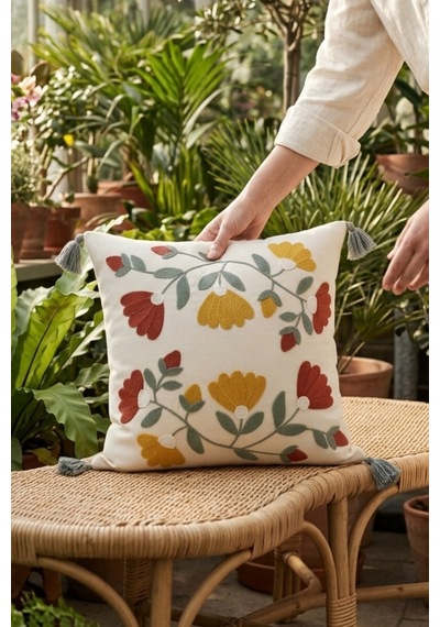 Botanik Karanfil Motifli Kabartmalı Punch Nakışlı Püsküllü Dekoratif Kırlent Kılıfı 42x42 Cm Bej