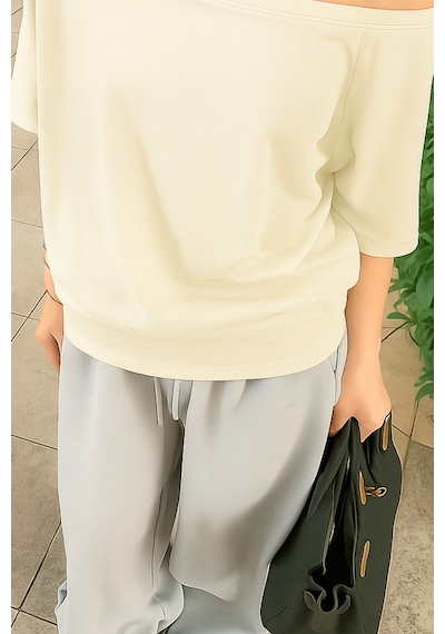 Kırık Beyaz Kadın Düşük Omuz Kayık Yaka Oversize T-shirt Kırık Beyaz Kırık Beyaz Kadın Düşük Omuz Kayık Yaka Oversize T-shirt Kırık Beyaz