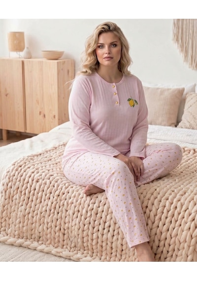 Eyfuze Kadın Kışlık Büyük Beden Curve Nakışlı Desenli Yakası Düğmeli Uzun Kollu Pijama Takımı Toz Pembe Eyfuze Kadın Kışlık Büyük Beden Curve Nakışlı Desenli Yakası Düğmeli Uzun Kollu Pijama Takımı Toz Pembe