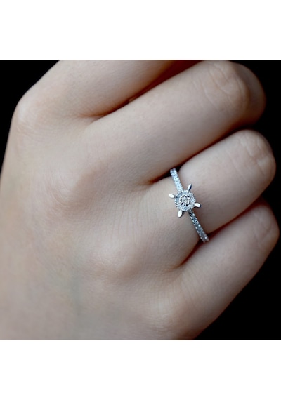 0.23 Ct. Kolu Taşlı Modern Tasarım Pırlanta Tektaş Yüzük