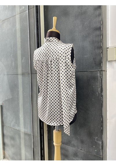 Pera Moda Sıfır Kol Pileli Fularlı Puantiyeli Bluz Siyah