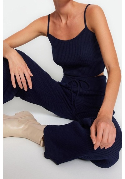 Ersefa Tarz Kadın Modern Moda Normal Bel Geniş Paça V Yaka Fitillli Bluz Lacivert Ersefa Tarz Kadın Modern Moda Normal Bel Geniş Paça V Yaka Fitillli Bluz Lacivert