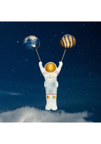 Aya Tutunan Astronot Duvar Dekoru