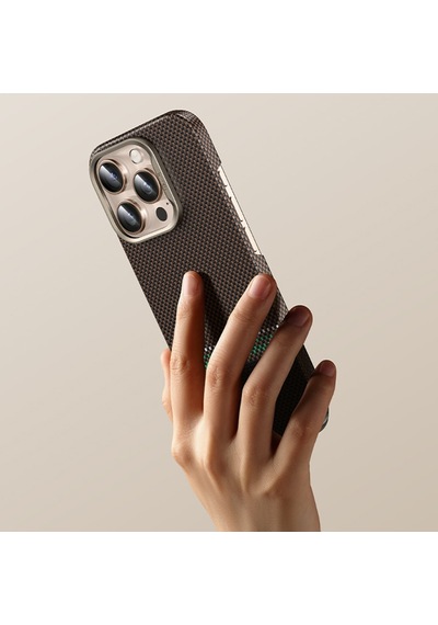 Apple iPhone 16 Pro Max Uyumlu Kılıf Magsafe Özellikli Karbon Fiber Benks Prestige Armorair Kevlar Kapak Gold