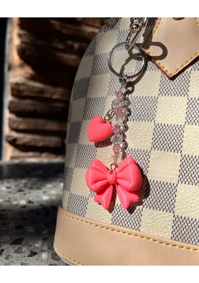 Pembe Fiyonk Ve Kalp Detaylı Kristal Boncuklu Charm / Lüks Çanta Süsü Pembe - Beyaz