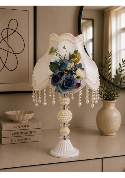 Beyaz Kadife Kaplı Çiçek Dekorlu Başlık İncili Beyaz Ayaklı Klasik Model Abajur 50x30cm