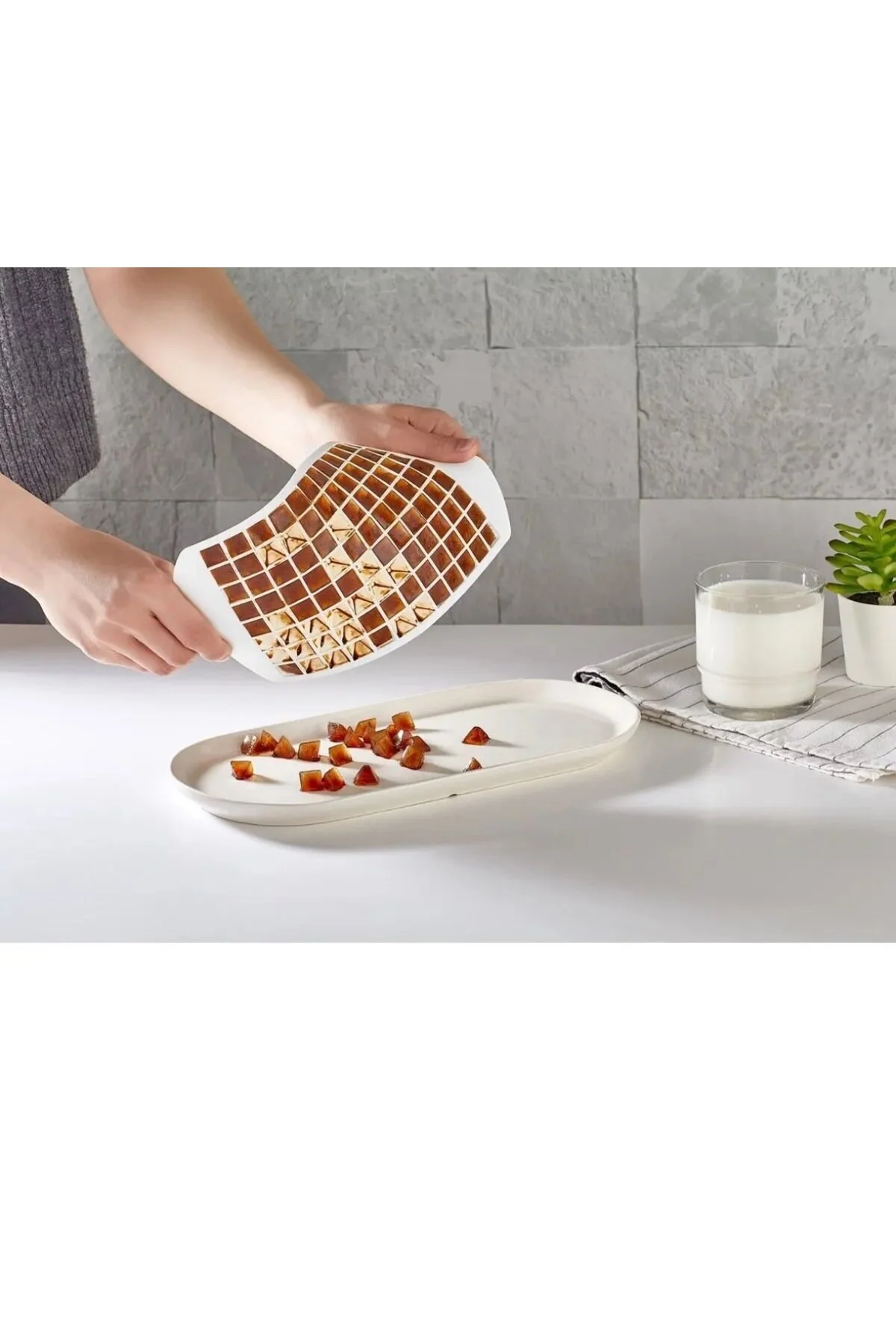 Mini Piramit Buz Kalıbı Çoklu Mini Buz Yapıcı Silikon Buzluk Siyah - Beyaz