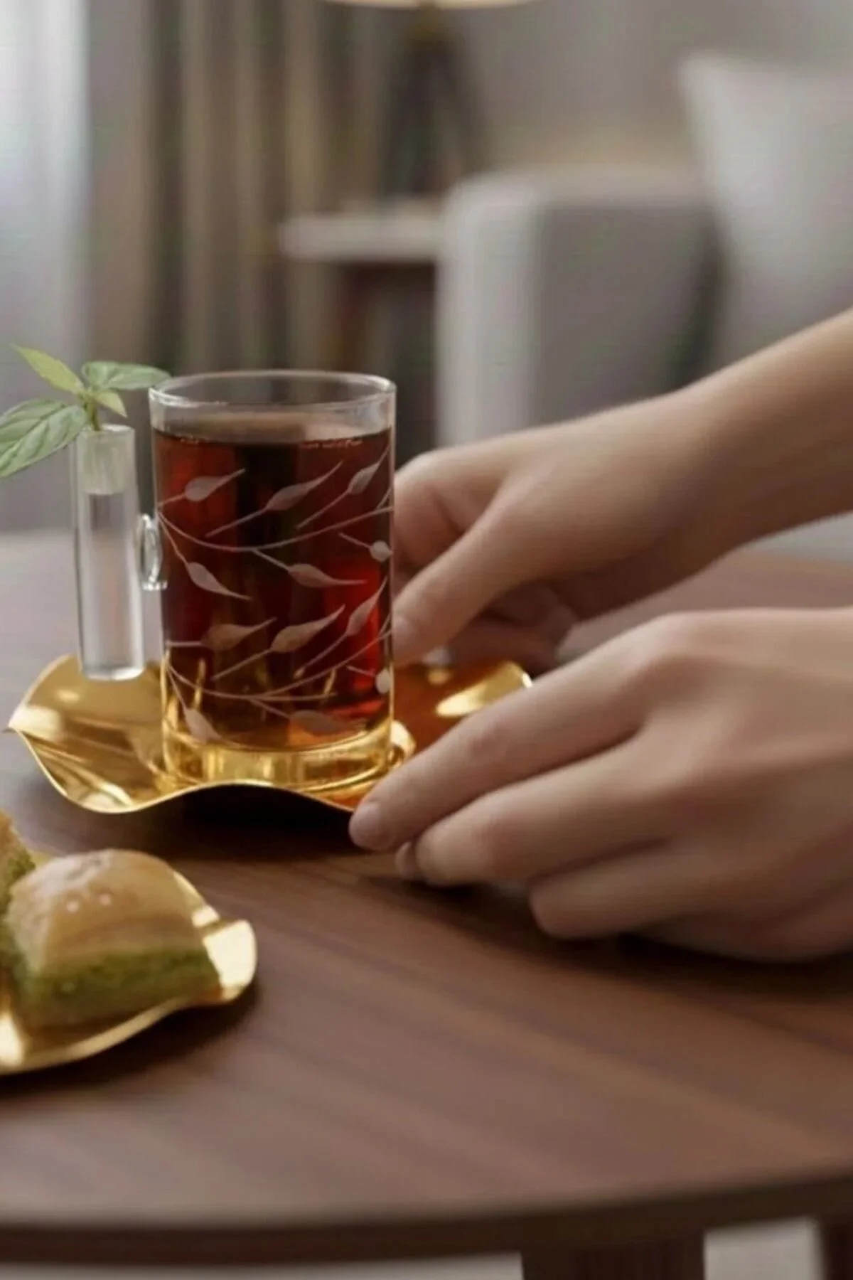 Sarmaşık Dekorlu Çelik Tabaklı 18 Parça Modern Cam Çay Takımı Premium Sunum Seti Şeffaf