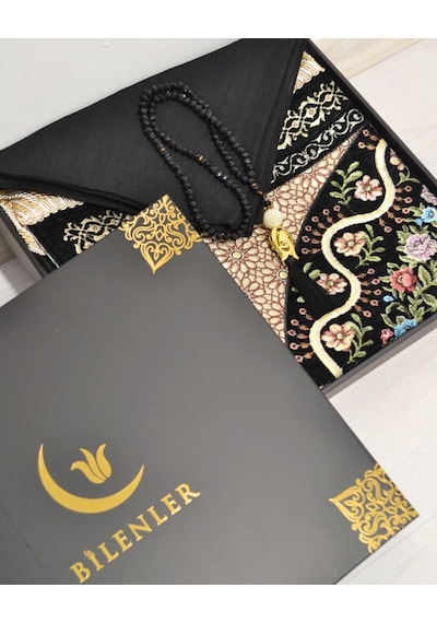 Çeyizlik Hediyelik Seccade Eşarp Tesbih Set Kadife Astarlı Seccade, Eşarp, Kristal Tesbih Kutulu Lüks Hediye Seti Siyah Çeyizlik Hediyelik Seccade Eşarp Tesbih Set Kadife Astarlı Seccade, Eşarp, Kristal Tesbih Kutulu Lüks Hediye Seti Siyah