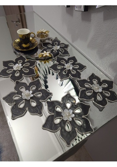 Kahve Sunum Pecetesi El Yapımı İnci Detaylı 15x15 Ölcü 6 Adet Renkli - Beyaz - Gold - Gümüş - Siyah Kahve Sunum Pecetesi El Yapımı İnci Detaylı 15x15 Ölcü 6 Adet Renkli - Beyaz - Gold - Gümüş - Siyah