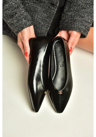 Fox Shoes Z820402060 Siyah Rustik V-kesim Küt Burun Kadın Babet