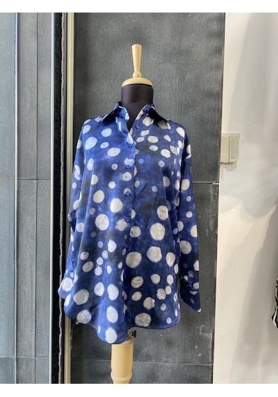 Pera Moda Oversize Kalıp Batik Desenli Puantiyeli Saten Gömlek Lacivert