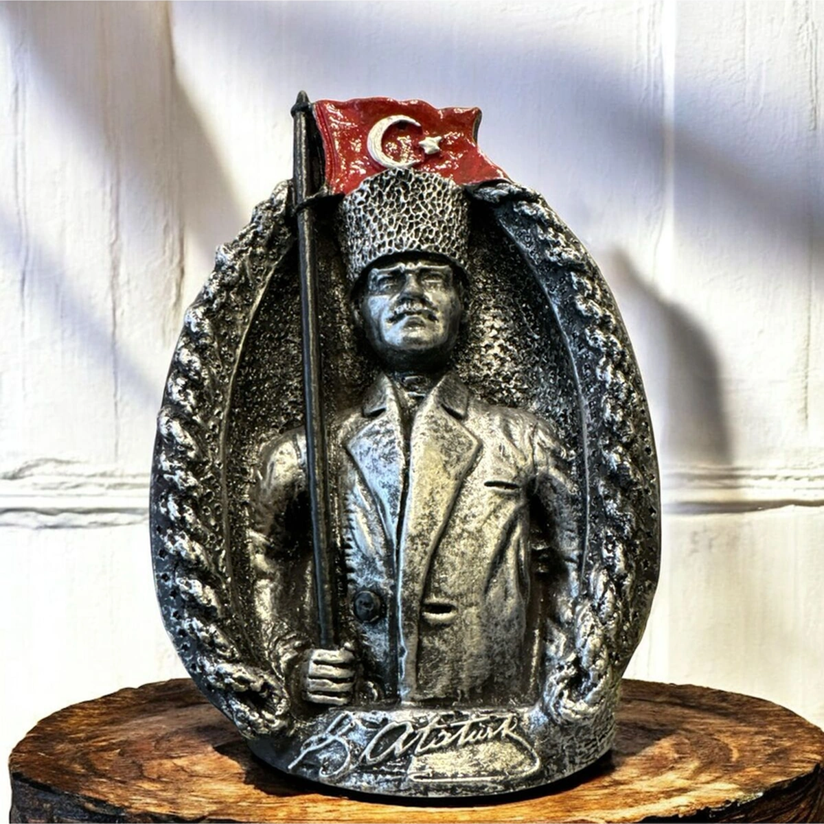 Dekoratif Polyester Bayraklı Atatürk Heykeli 21 Cm Gümüş Eskitme