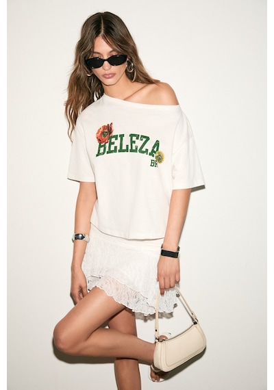 Grımelange QALY Kadın Kayık Yaka Tek Omuz Kısa Kol Ön Ve Arka Baskı Detaylı Relaxed Ekru T-Shirt Grımelange QALY Kadın Kayık Yaka Tek Omuz Kısa Kol Ön Ve Arka Baskı Detaylı Relaxed Ekru T-Shirt