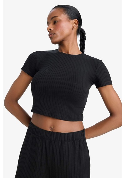 DeFactoFit Cropped Fit Bisiklet Yaka Sporcu Kısa Kollu Tişört E2536AX25SMBK81