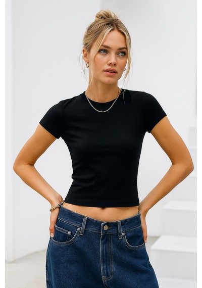 Kadın Siyah Esnek Kumaşlı Vücuda Oturan Slim Fit Kısa Kollu Crop T-shirt Siyah Kadın Siyah Esnek Kumaşlı Vücuda Oturan Slim Fit Kısa Kollu Crop T-shirt Siyah