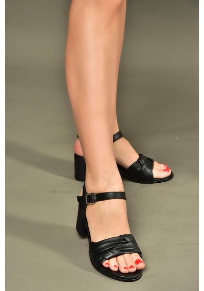 Fox Shoes P555456303 Siyah Hakiki Deri Kalın Topuklu Kadın Sandalet Siyah