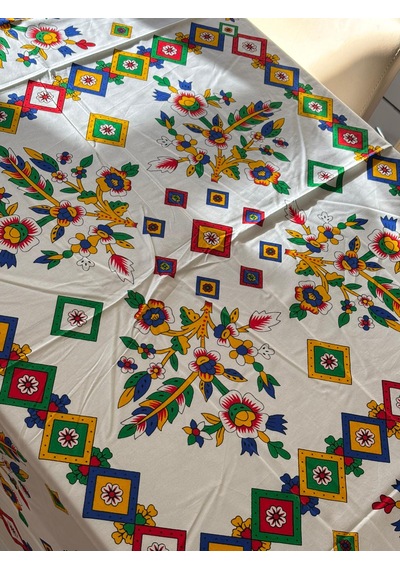 Kolay Temizlenebilir Renkli Cıvıl Cıvıl Desenli Masa Örtüsü 170x170 Cm Beyaz