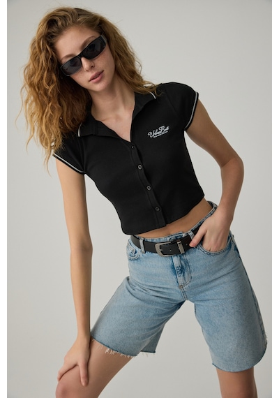 Urban Beat Kaela Kadın Triko Polo Yaka Düğmeli Kısa Kollu Baskı Detaylı Siyah T-shirt Siyah Urban Beat Kaela Kadın Triko Polo Yaka Düğmeli Kısa Kollu Baskı Detaylı Siyah T-shirt Siyah